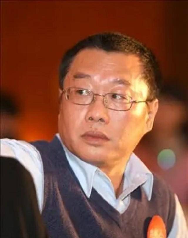 因为这只是一件小事,所以张小波当时前往银行办理业务的时候并没有穿