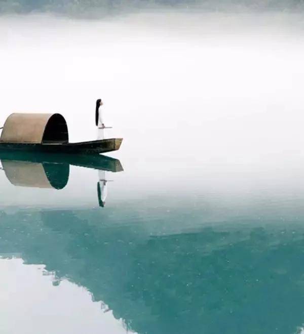 一叶小舟,飘荡在湖上.湖光山色美不胜收.图片来源:http://www.lyjsj.
