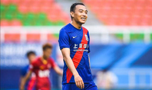 国足前队长冯潇霆宣布退役:21年辉煌生涯落幕,球迷共祝福