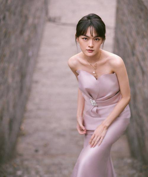 文淇在影视剧《淑女之家》中扮演性格倔强内心脆弱孤僻又纯真的小女孩