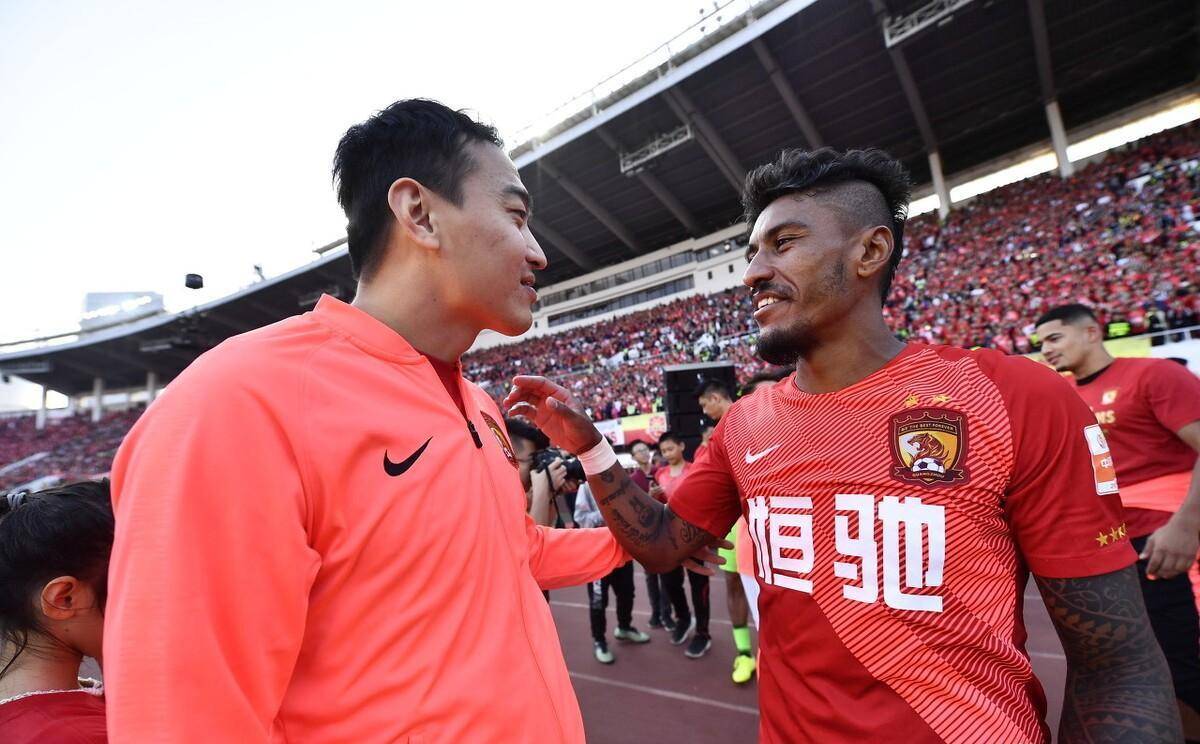 足坛宋掌门递给冯潇霆国足退役球衣,广州队功勋告别21年职业生涯