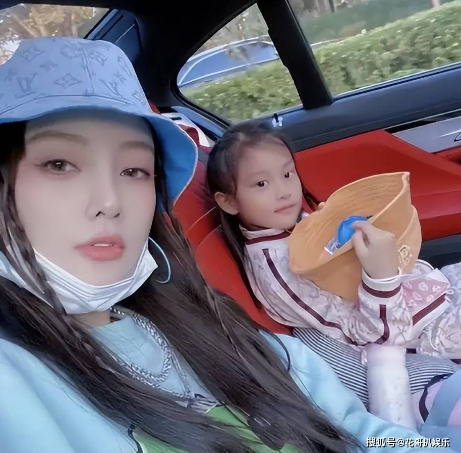 董璇高云翔为女儿庆生,李小璐带甜馨参加,两对母女互动引人注目