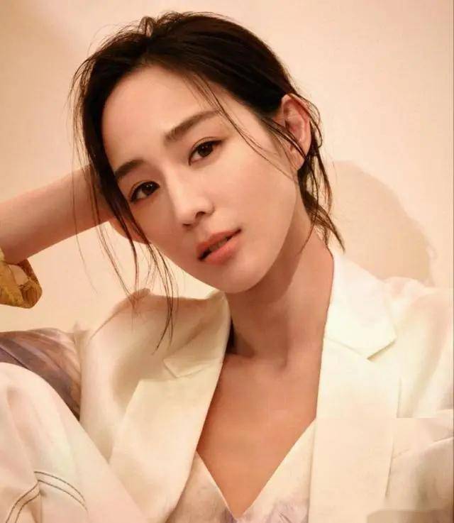 才情与颜值双爆表,张钧甯的最新写真,直击心灵:这世界,她独领风骚!