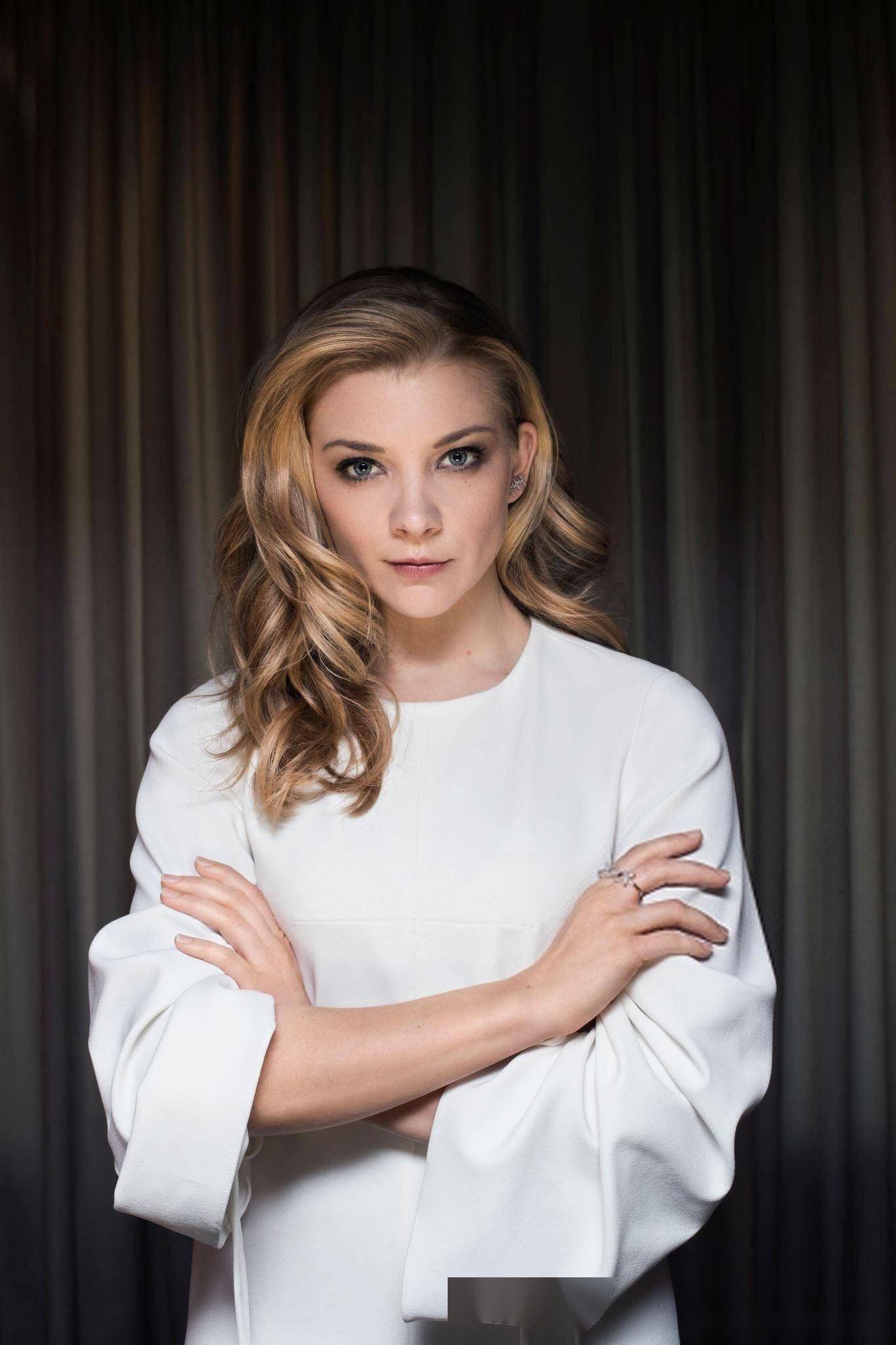 才华横溢的魅力女神!为艺术献身的女星娜塔莉多默尔写真赏