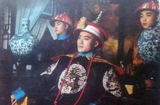 她15岁入宫,19岁封贵妃,地位仅次于皇后,连生三女后却被连降三级