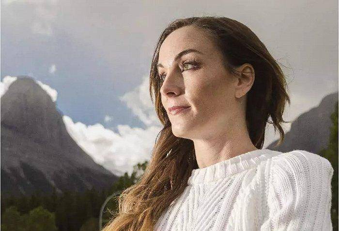 2005年,阿曼达鼓起勇气辞去了酒吧招待的工作,利用之前省吃俭用省下来