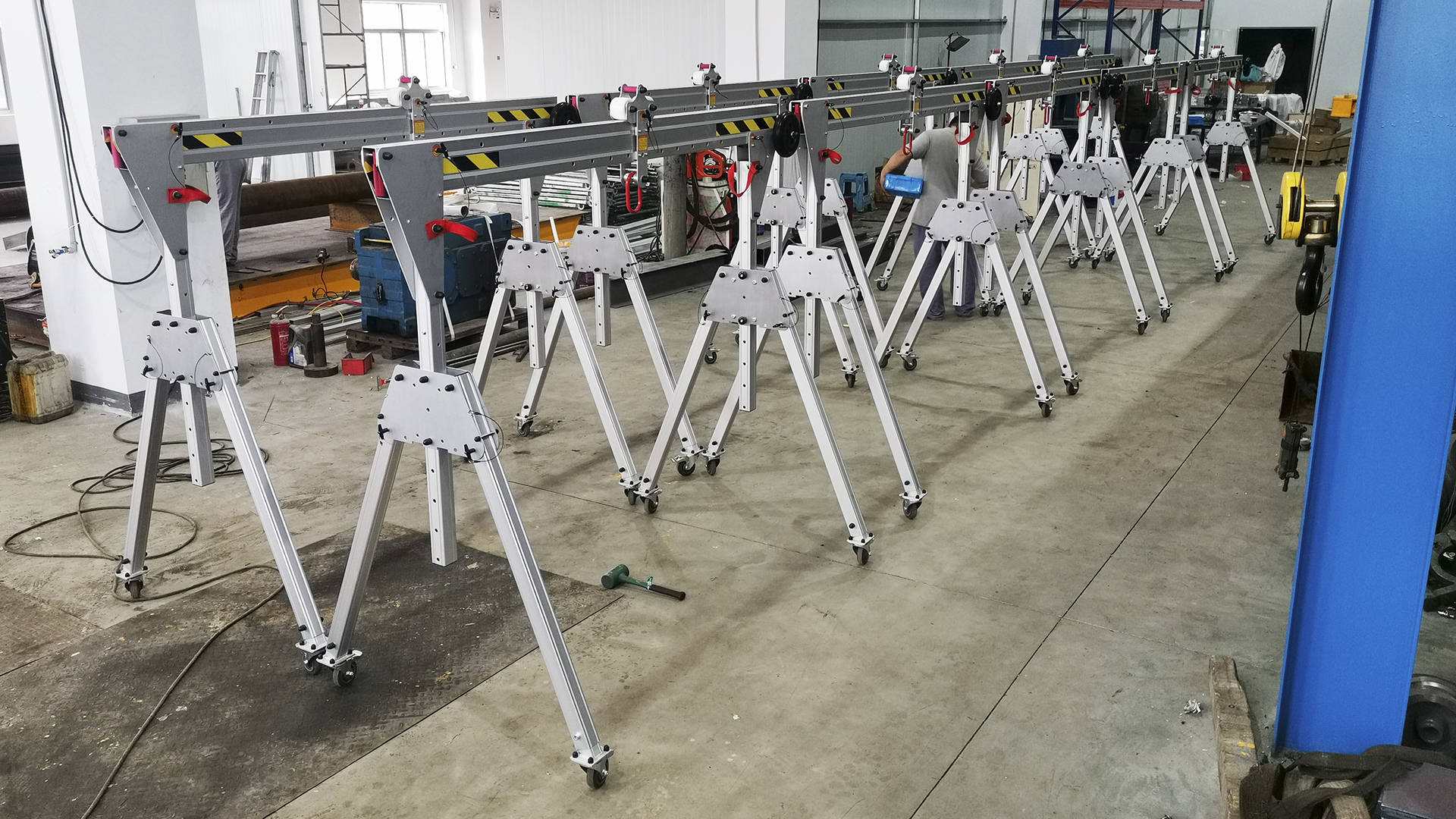 铝合金移动龙门吊凭借其折叠式结构,轻巧材质,配备轮子以及易于安装和