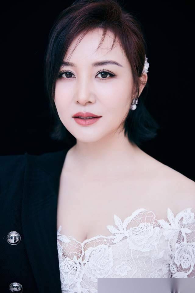 54岁的陶红依旧魅力四溢,熟蜜桃般的身材令人赞叹不已!