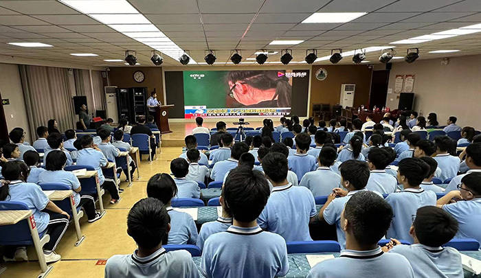 活动现场,雄县第二初级实验中学法治副校长蔡朝阳围绕预防校园欺凌