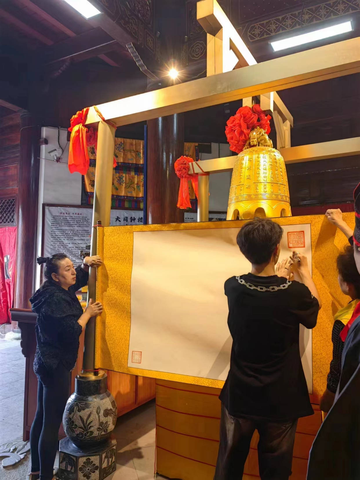 大同钟楼现场还举行点亮金榜高中祈福灯;大同国子监特制祈福金榜