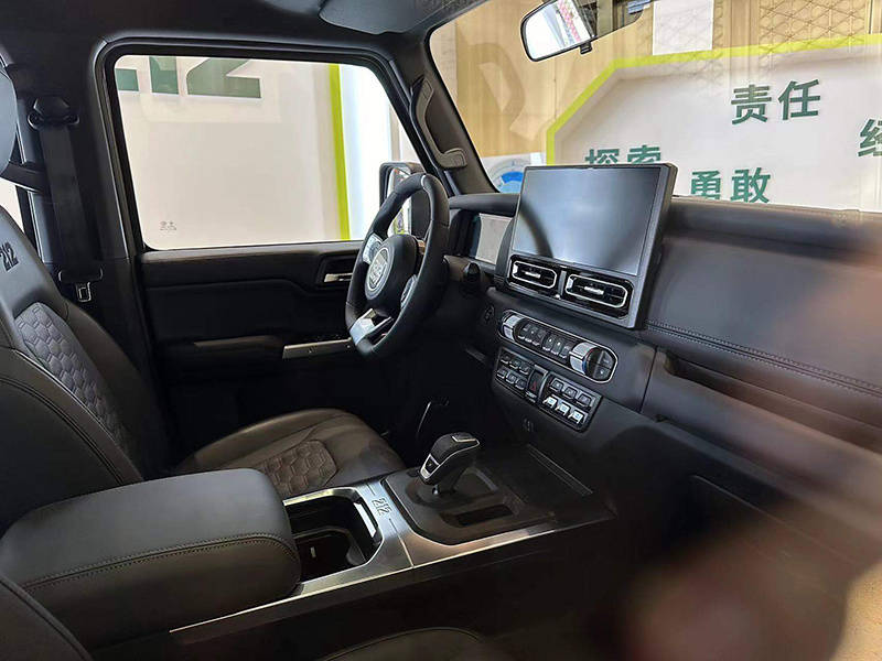 内饰方面,全新212整个内饰的配色朴素,并以黑色为主,同样是与外观相同