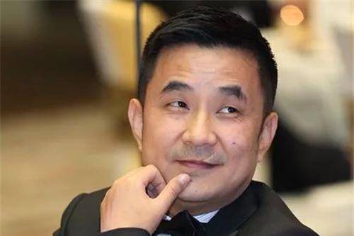 他负债800亿逃往国外,带走61亿和明星女友,父亲去世也不敢过问_王永红