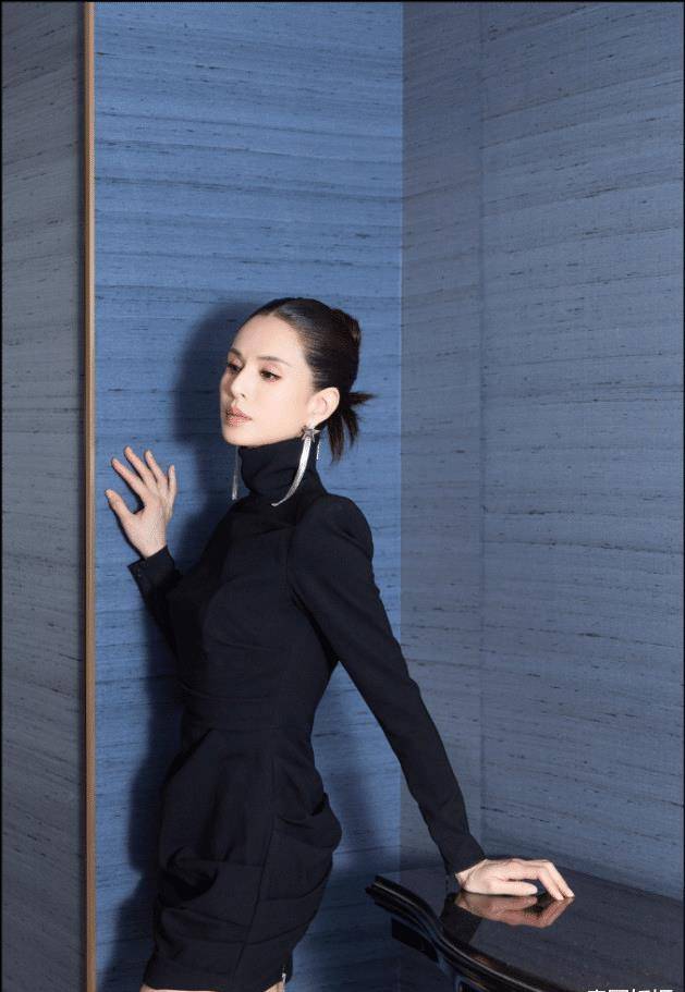 李若彤晒写真知性优雅,回应与富商恋情:放下才能