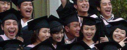 鹿晗班级合照很傲娇,胡歌,赵丽颖当时发型就很时尚,明星范十足