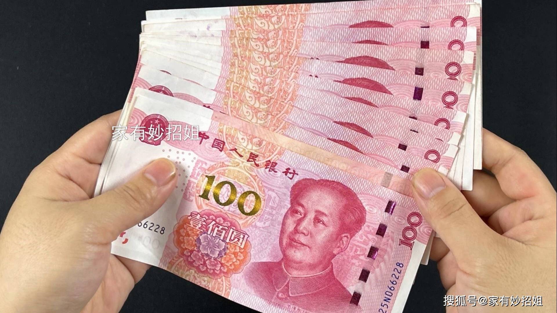 把人民币放在手机上，真假钞票立马知道，再也不会收到假币了_搜狐网