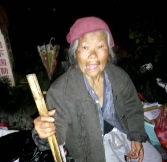 2016年湖南老人被儿子霸占房产,在街头乞讨为生,邻居却骂:活该