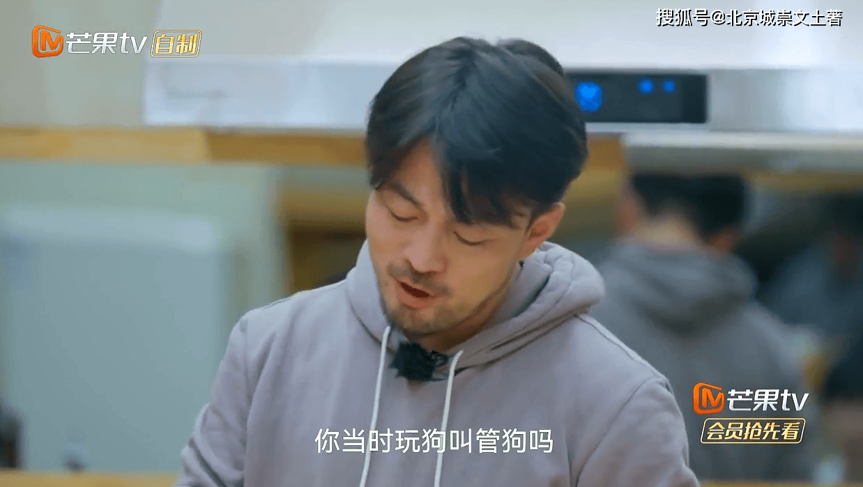 最后说到让我把小白带走这句台词时,在音乐的加持下,眼泪不停地往下