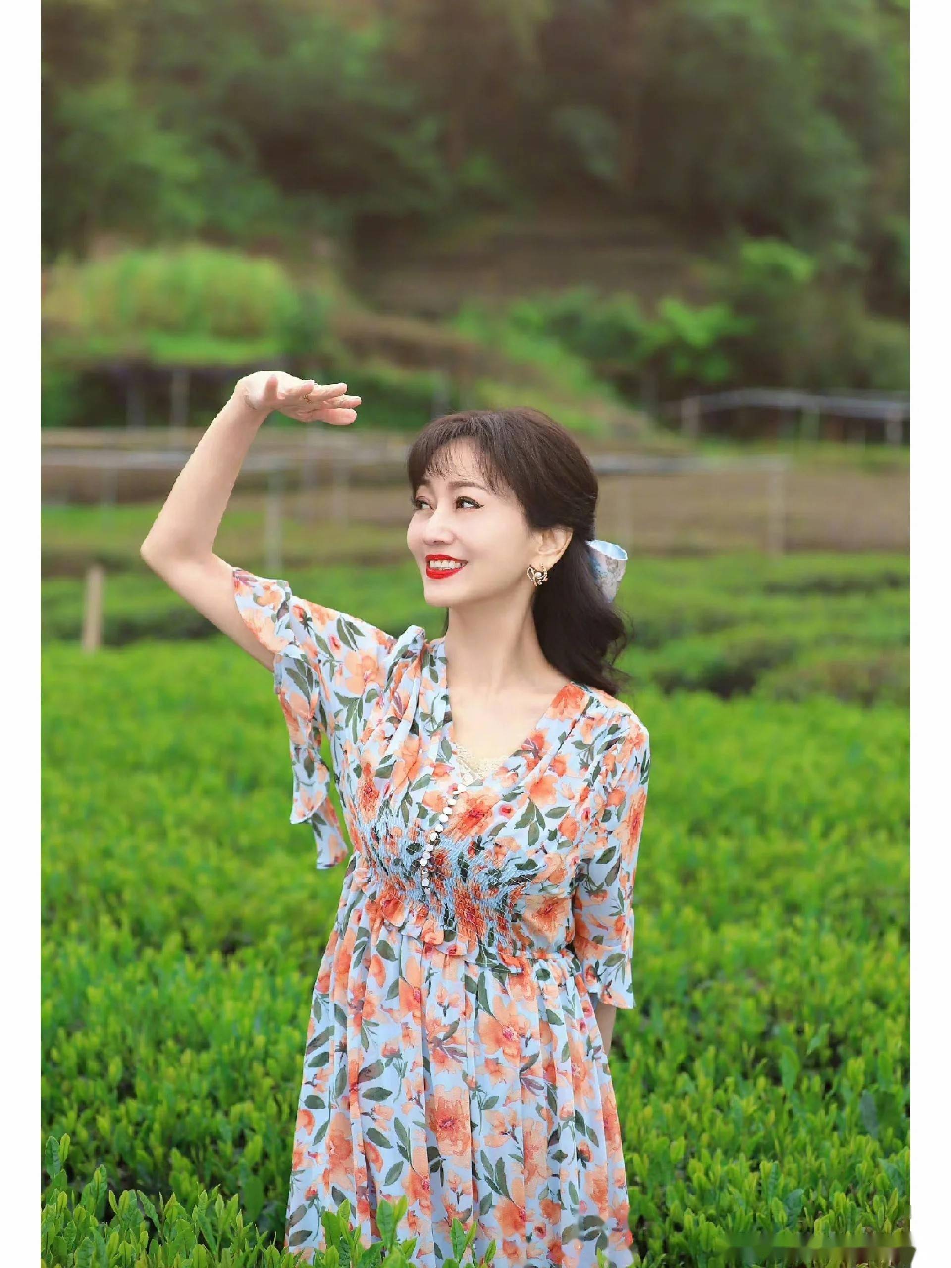 64岁赵雅芝的清新写真,展现出无法抵挡的迷人魅力!