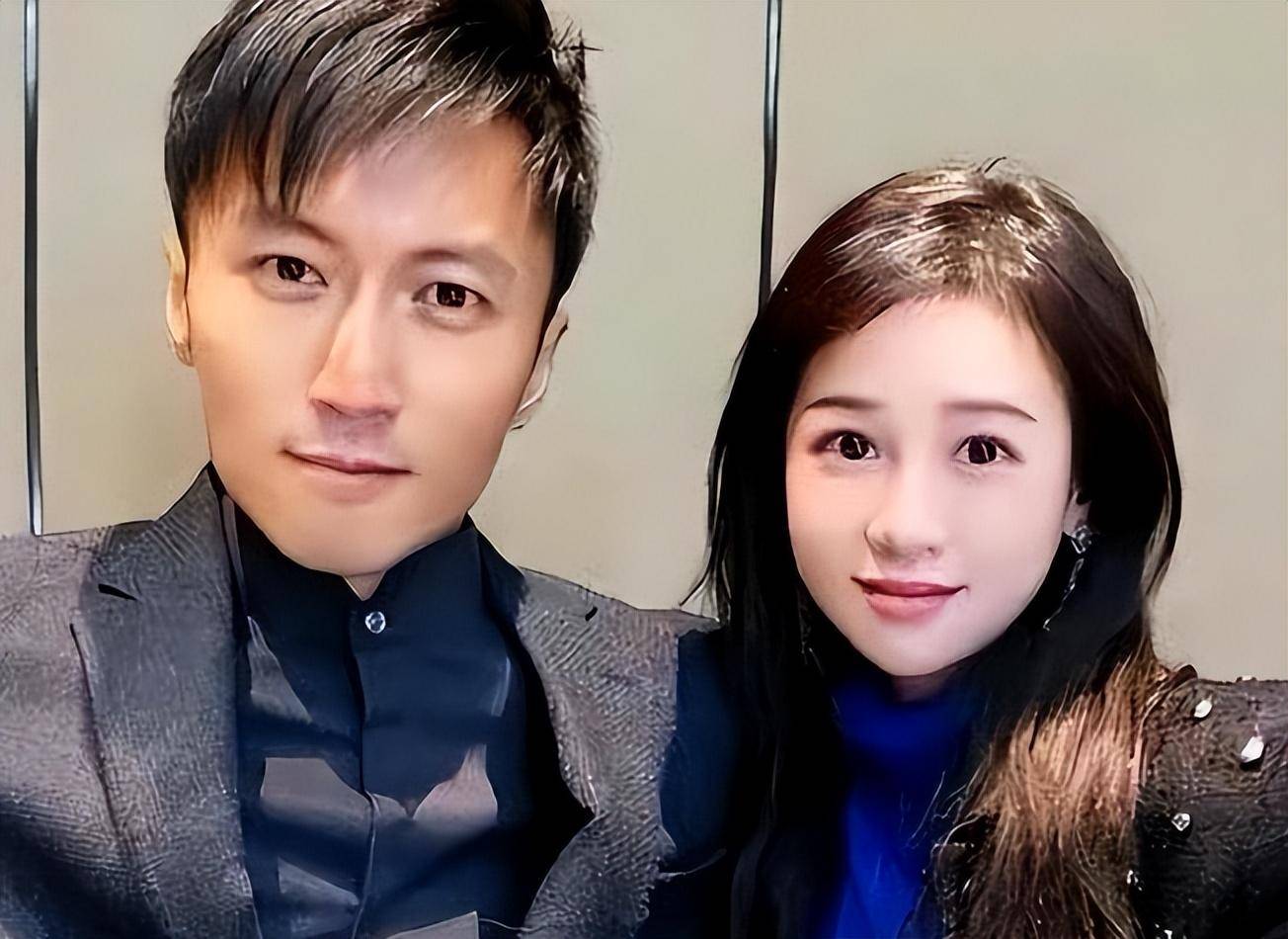 曝谢霆锋现身干女儿婚礼!当众与百亿富豪坐台阶上!已荣升为股东