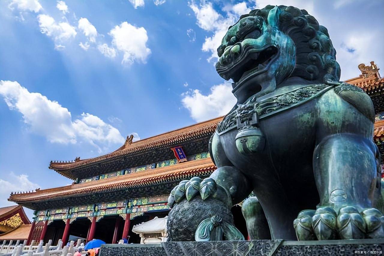 故宫博物馆的门票需提前网络购票,入口仅有午门城楼下一处,出口有俩