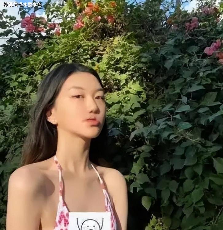 王菲女儿晒泳装引争议