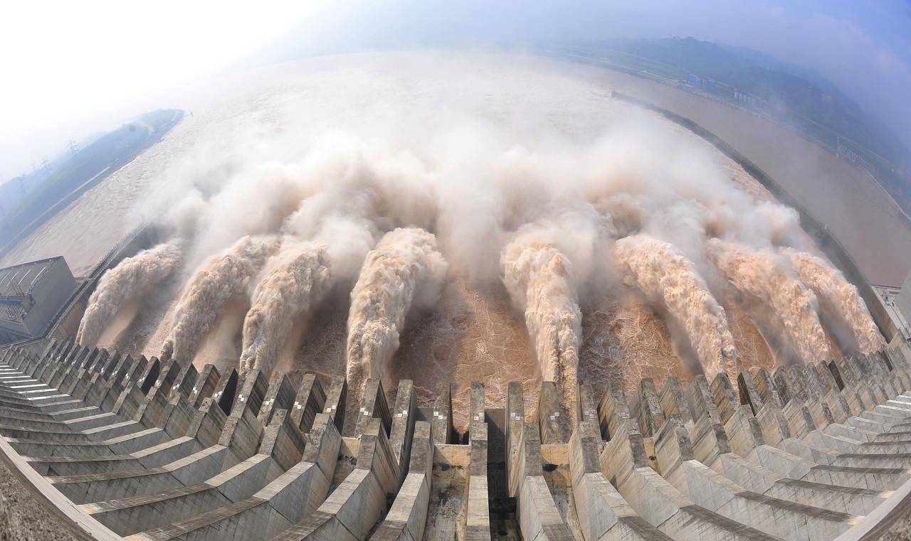 直击世界最大的水利工程三峡大坝:用时17年修建,总耗资1800亿元