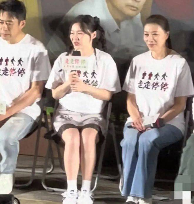 金靖挺孕肚参加活动 戏里戏外都很搞笑 胡歌为她唱《六月的雨》!