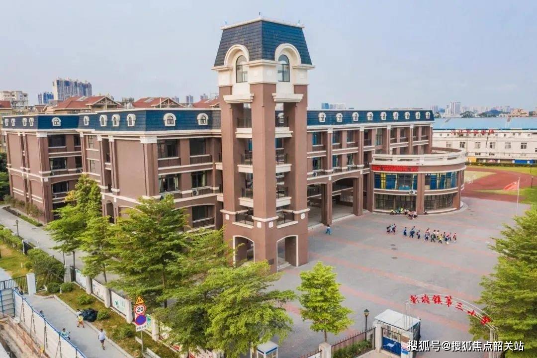 2001年被评为广州市绿色学校,2006年被评为广州市一级学校,新塘中学与