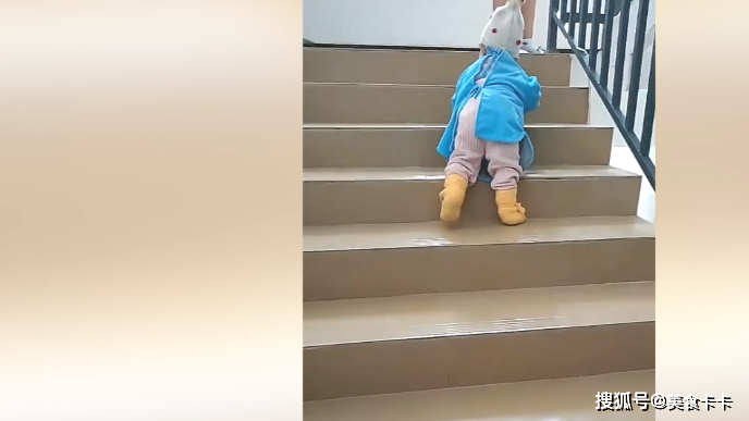 萌娃终于学会了爬行，把楼梯作为练习的地方。太可爱了_宝宝_宝爸_东西。
