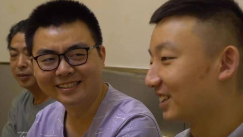 在1992年的那个医院里,姚策与郭威的出生并不在同一天,相差一天.