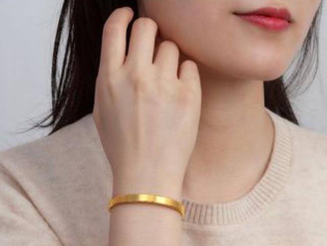 女人长期佩戴"金手镯",身体会出现什么变化?医生终于说出实话
