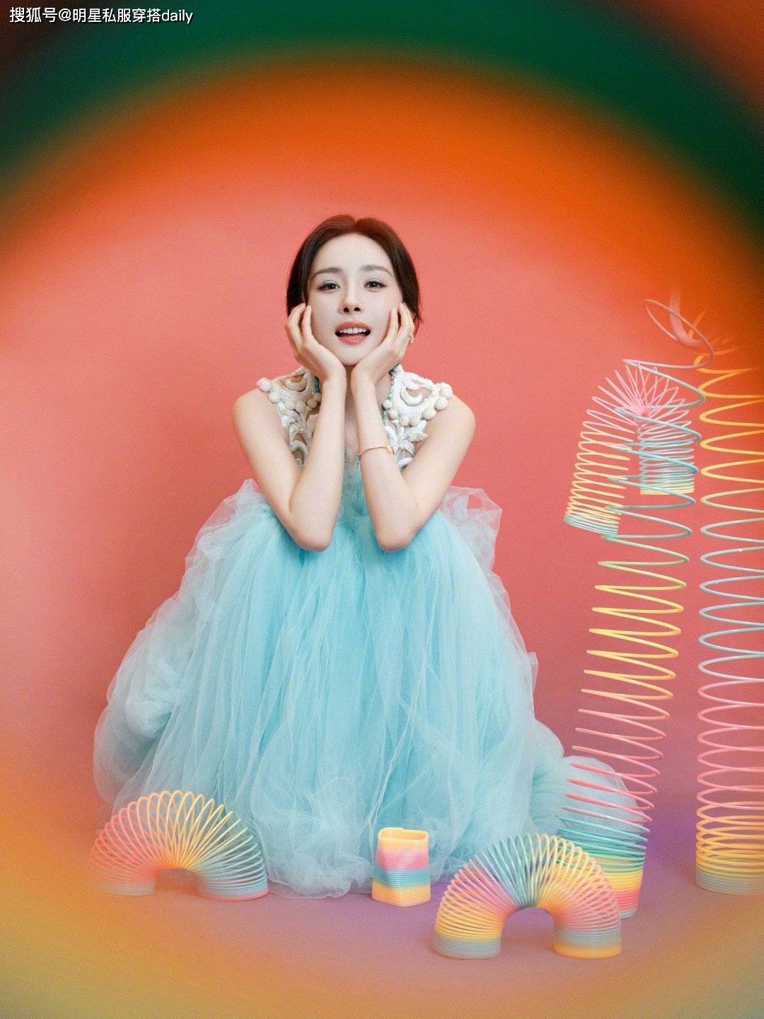 杨幂这是"蓝精灵"吧,蓝白拼接纱裙飘逸灵动,仿若蓝色公主