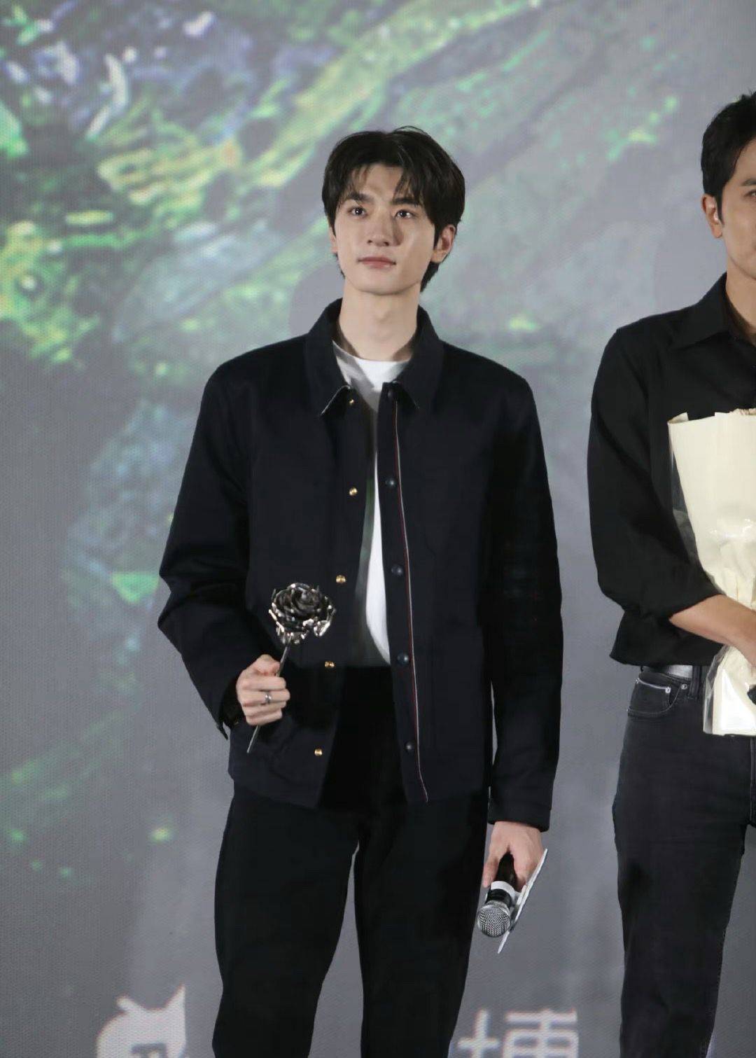 与刘亦菲演兄妹的佟大为,身材保养的不错,没有中年发福的迹象,但脸看