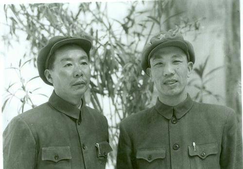 他从大军区正职降为地委副职,工作不好开展,廖汉生出面帮他一次