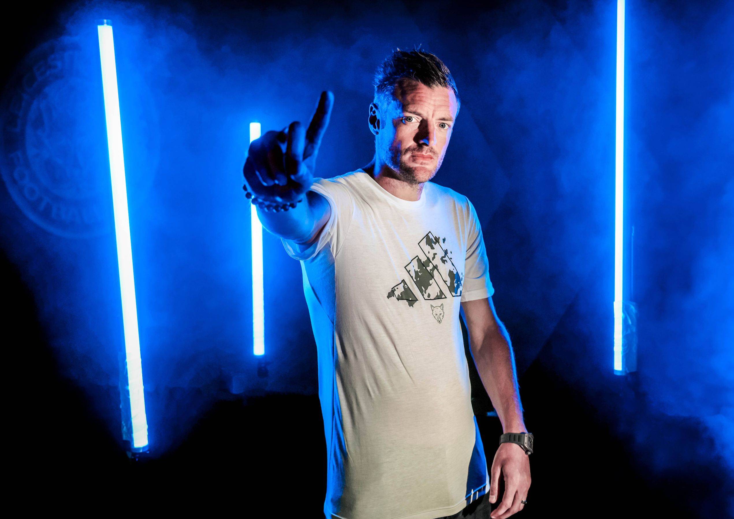 37岁瓦尔迪续约莱斯特1年,再战英超,13年相守:8年前造蓝狐神话