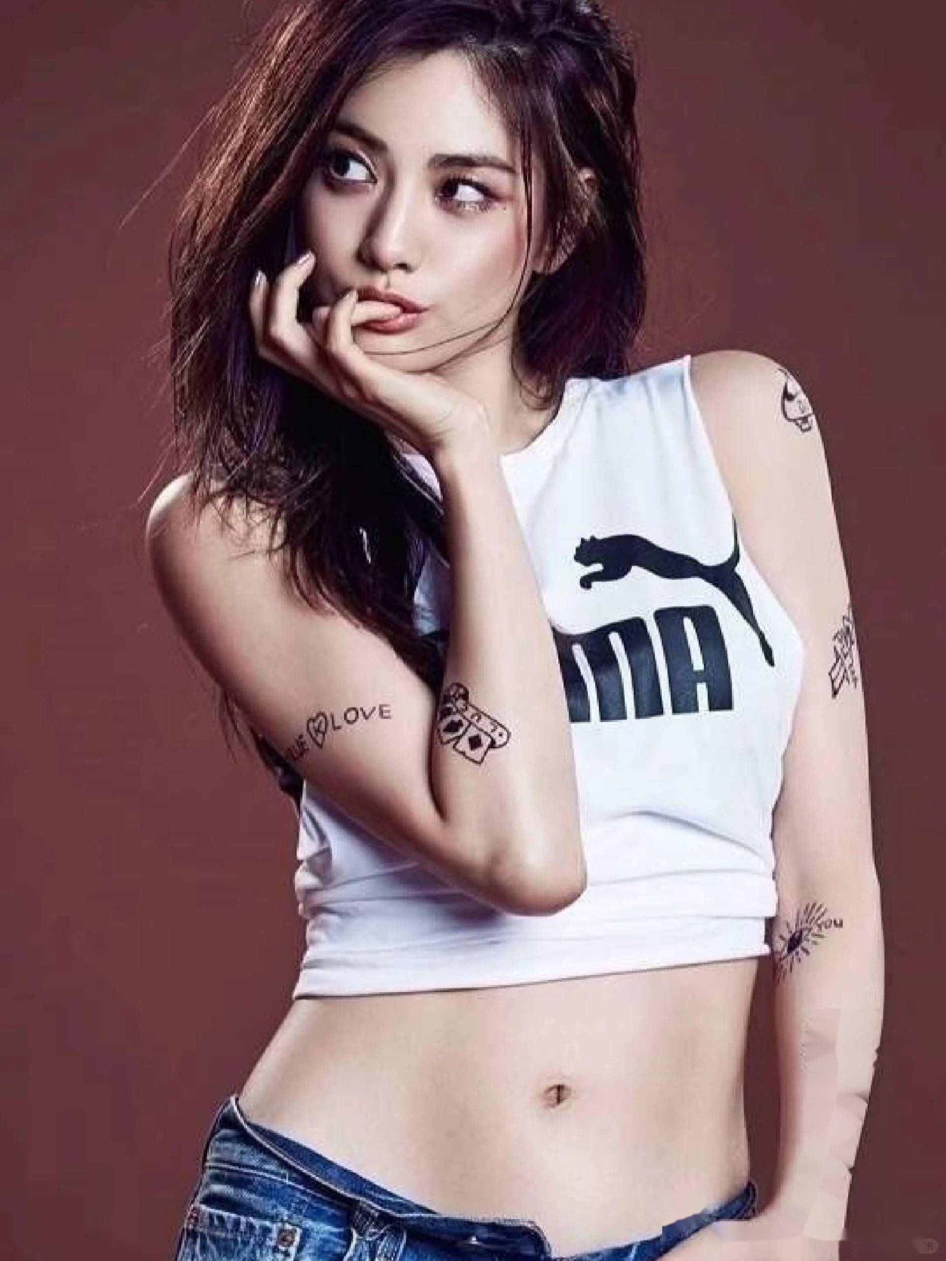 林珍娜魅力四溢:新作写真,惊艳众人,这世间谁能抵挡她的魅力风暴?