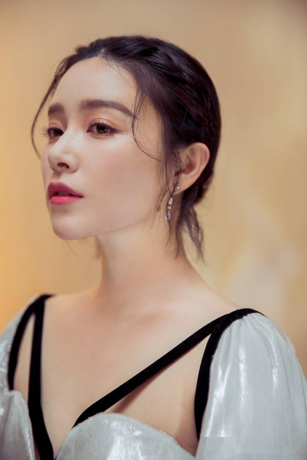 35岁阚清子性感写真,尤物般的美貌令人窒息!