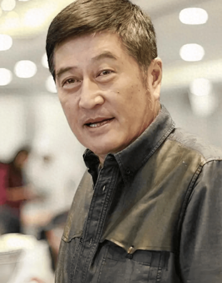 林威:年轻时和成龙,林青霞,周星驰演戏,如今与妻子隐居农村_香港_生活