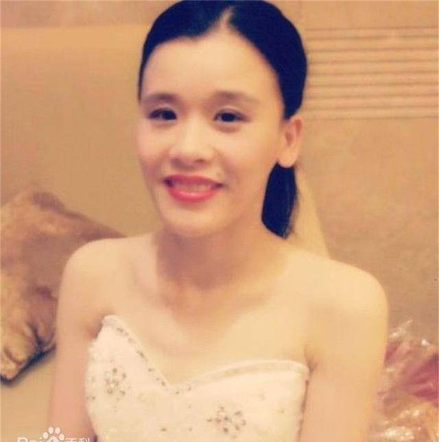 白发苍苍的父亲亲手将女儿交到了新郎的手中,饱含热泪,他希望以后这个