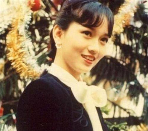 老照片:杨幂4岁,那英躺宋丹丹怀里唱歌,陈冠希参加张国荣葬礼