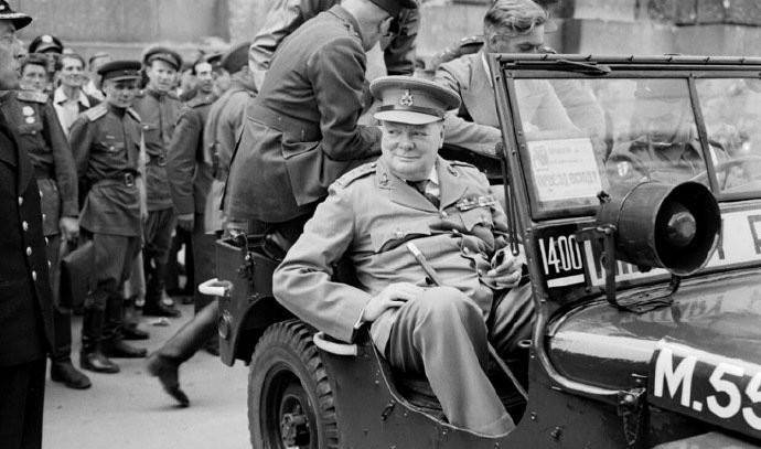德国投降后丘吉尔视察柏林的场景:满目疮痍,丘吉尔摆出胜利手势
