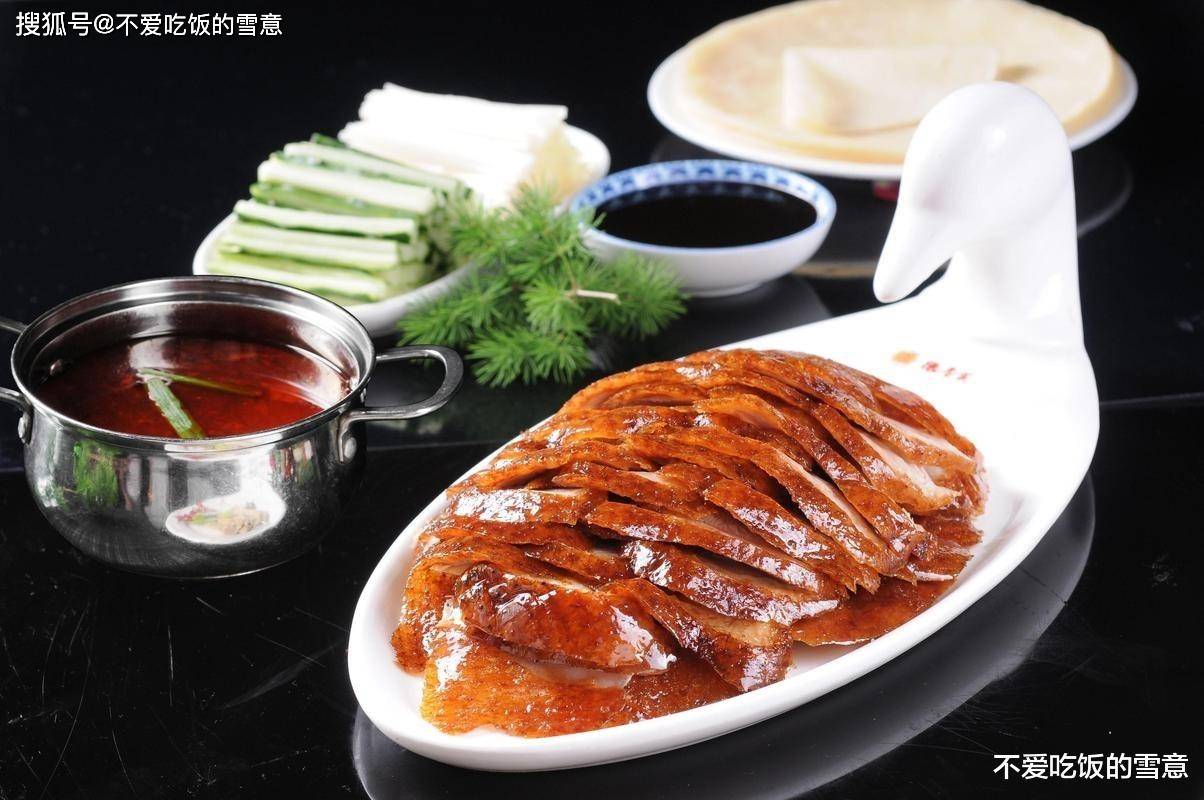 《品味北京烤鸭:古都的味蕾盛宴》