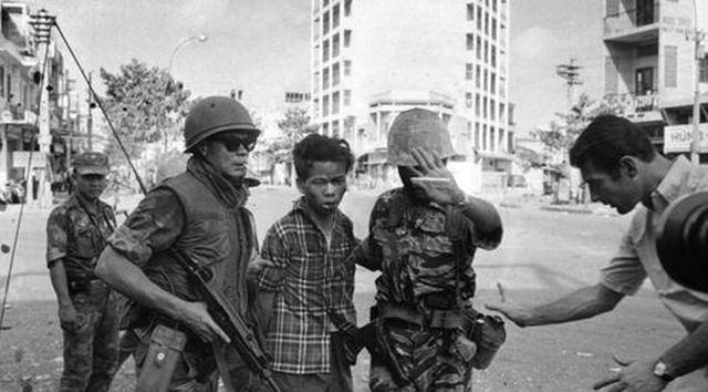 越南西贡枪决照:警察局长当街枪决囚犯,开枪后的结局有多凄惨?