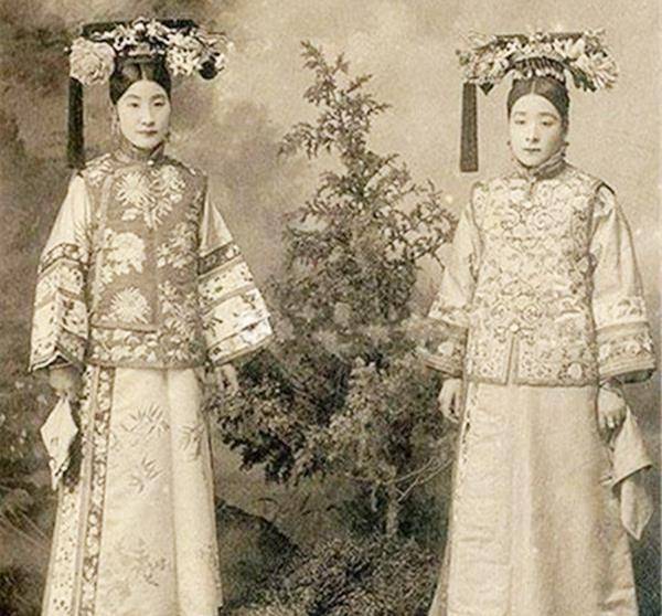 容龄公主和德龄公主出生于1889年,是满族正白旗,她们的父亲裕庚更乃是