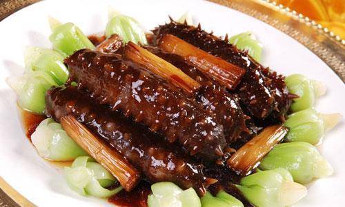 易牙有一次将羊肉放在了鲤鱼的鱼腹中,加以调味烹饪.