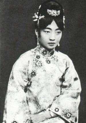 这照片中的人物则是清朝末代皇后婉容,想必大家对她也十分熟悉.
