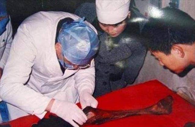 88岁老人去世29年肉身不腐,遗体安放在屋子里,多人前来参观