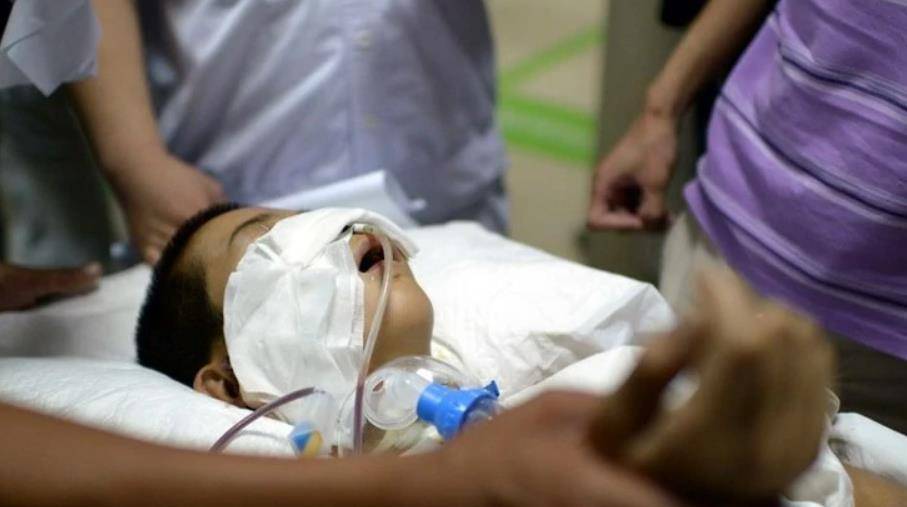 杜传旺表叔说:"看着孩子的胃出血灌到鼻子里,喉头也割开了我的心里真