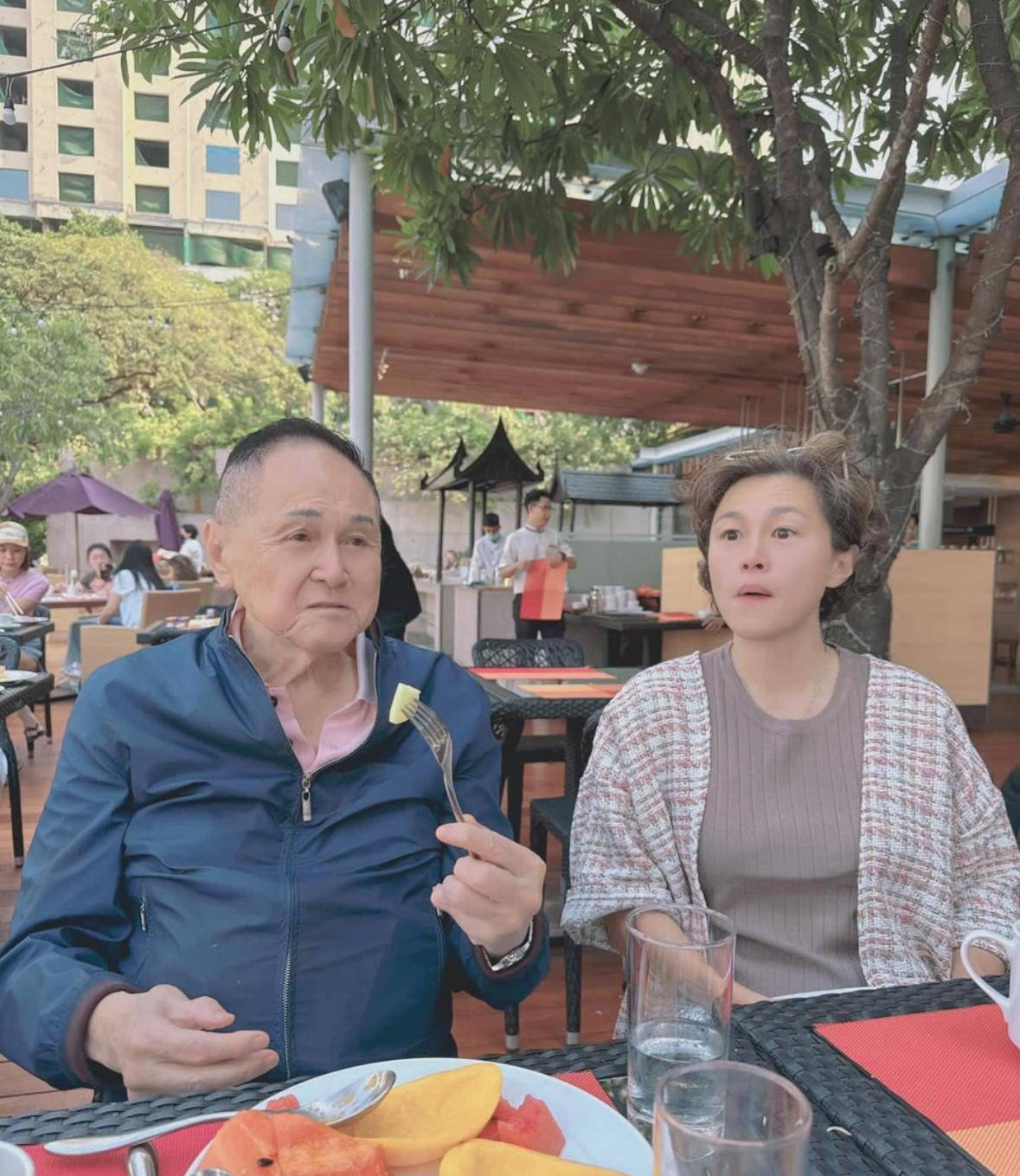 赵式芝45岁生日盛宴,女友jw甜蜜现身,廖碧儿惊喜出席!