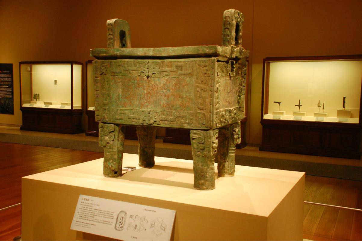 1,司母戊鼎二,中国国家博物馆这件瓷母有15个装饰层,17种釉彩,是古代